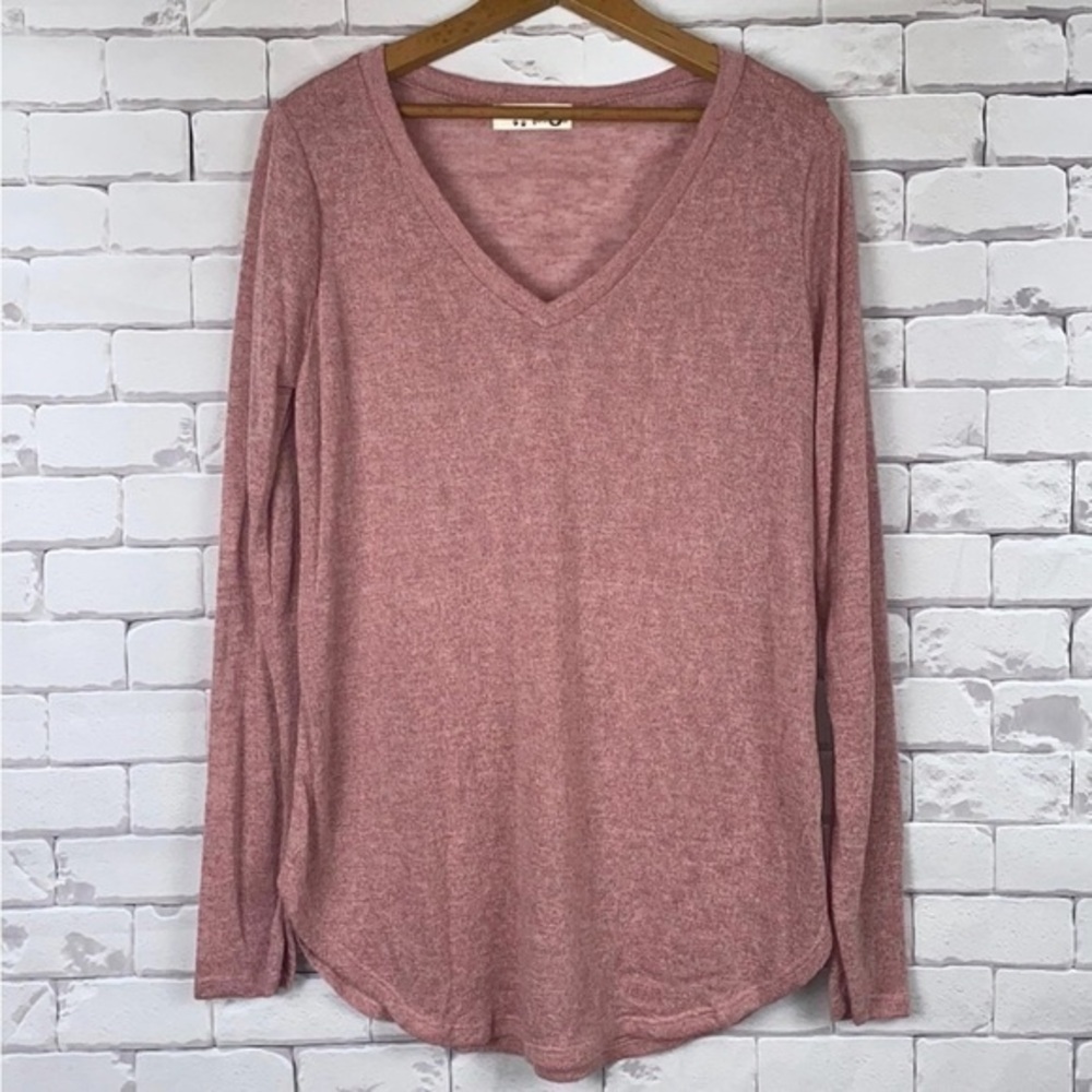 Women's Pink V-Neck Top Medium NWOT Gorillacat boutique brand lightweight blouse